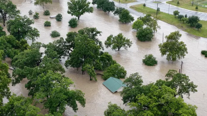 2025-07-06T085413Z_2_LYNXMPEL65030_RTROPTP_4_USA-WEATHER-TEXAS-FLOODING_1751829269